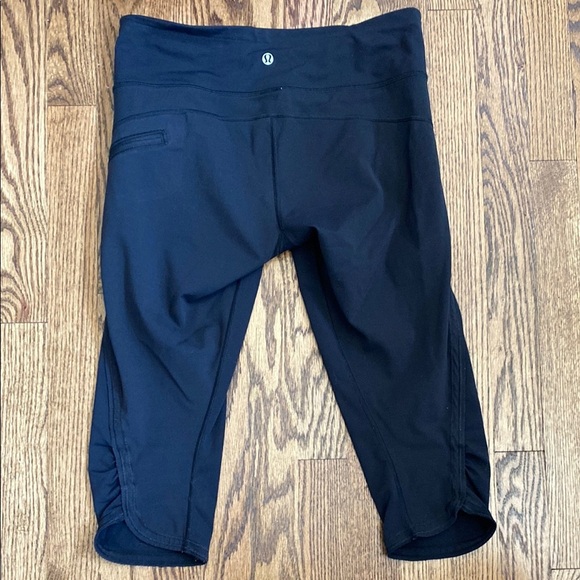 Black, cropped Lululemon leggings with pockets, ruched bottoms and zipped pocket - Picture 4 of 15